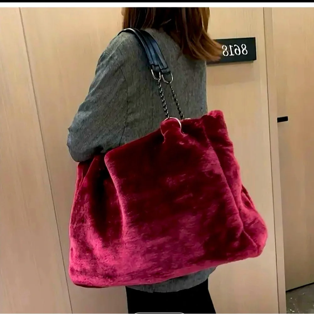 Stylish Faux Rabbit Feel Fur Purse (Back By Popular Demand) Bundle Free Gloves - Picture 3 of 10